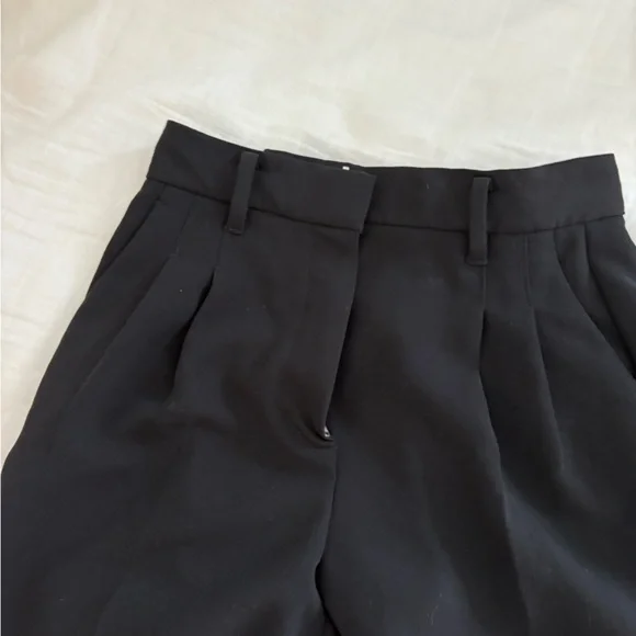 Aritzia effortless mid thigh short - Picture 2 of 6